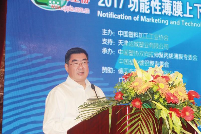 3.中國石油與化學工業聯合會副會長傅向升作“中國石油、化工行業整體運行概況介紹”的發言