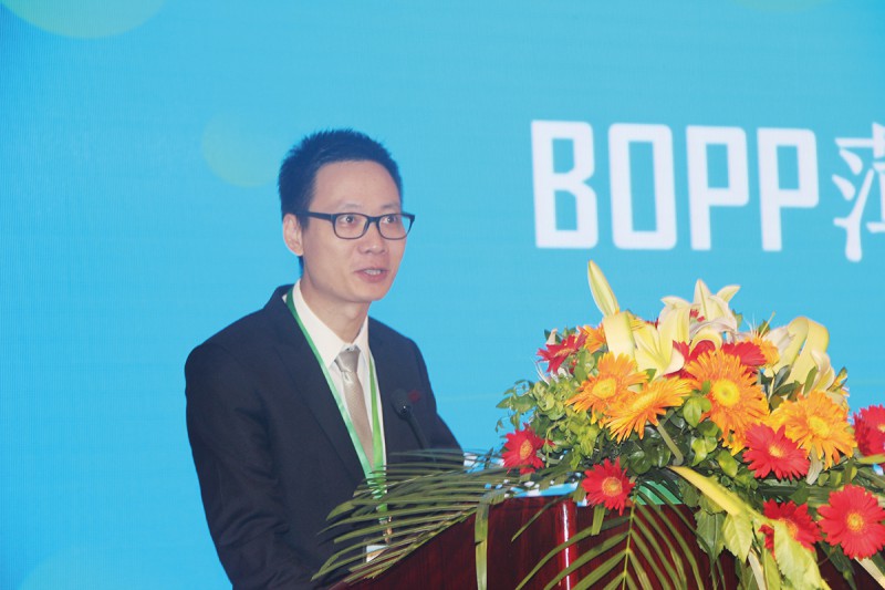 6.廣東德冠薄膜新材料股份有限公司副總裁何文俊作“BOPP薄膜行業2016年發展情況與2017年創新發展探討”的發言