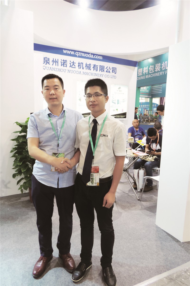泉州諾達總經(jīng)理龍學(xué)兵(左)與本刊記者