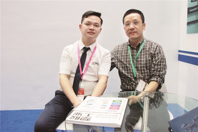 上海嘉倍德總經(jīng)理 張志昂 (右)與本刊記者合影