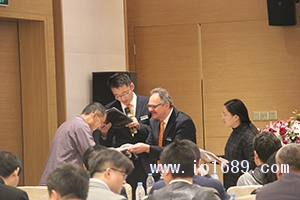 現(xiàn)場頒發(fā)證書。