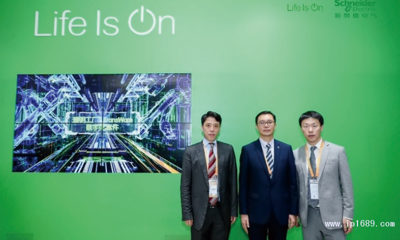 施耐德電氣高級副總裁、工業(yè)事業(yè)部中國區(qū)負(fù)責(zé)人龐邢健（中），施耐德電氣（中國）有限公司工業(yè)事業(yè)部智能制造負(fù)責(zé)人李凱（左），施耐德電氣（中國）有限公司工業(yè)事業(yè)部控制與驅(qū)動(dòng)業(yè)務(wù)部總經(jīng)理胡曉（右）