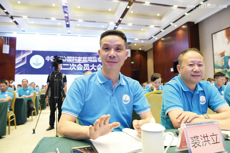 寧波偉立機器人科技股份有限公司-董事長-裘洪立(左)