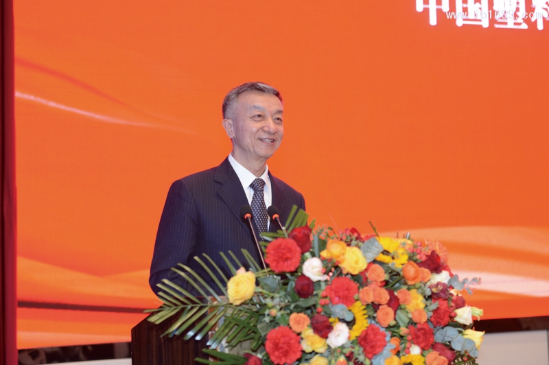 中國(guó)輕工業(yè)聯(lián)合會(huì)兼職副會(huì)長(zhǎng)、中國(guó)塑料加工工業(yè)協(xié)會(huì)榮譽(yù)理事長(zhǎng)朱文瑋